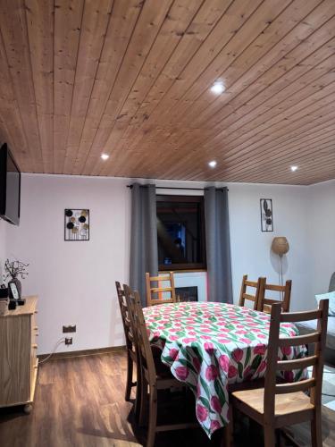 TV a/nebo společenská místnost v ubytování Domek Pod Skałkami