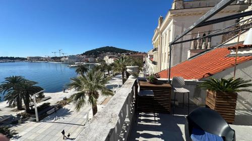 balcone con vista sul fiume e su un edificio di Riva Luxury Suites a Spalato (Split)