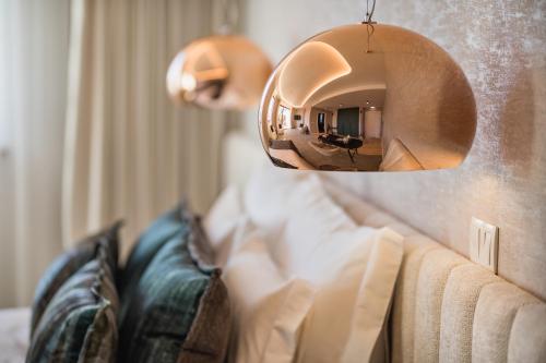 a mirror hanging above a couch in a living room at Haven Nature Hotel & Villas in Batalha