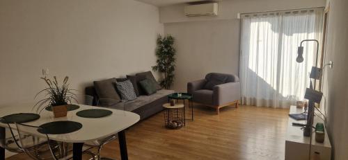 un salon avec un canapé et une table dans l'établissement Centre de Nice - Musiciens - Maréchal - Balcon 500m Promenade des Anglais, à Nice