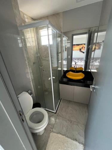ein Badezimmer mit Toilette, Dusche und Waschbecken in der Unterkunft Flat de alto padrão ar condicionado piscina e academia in Campina Grande