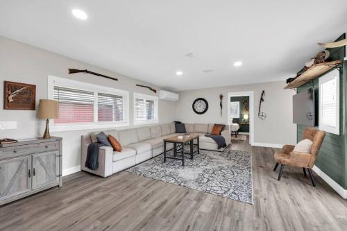 una sala de estar con un sofá y una mesa en Playground Game Console 25 mins away to Grand Canyon, en Valle