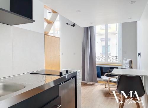 une cuisine avec un évier et un plan de travail dans l'établissement Appart Chaleureux gare de Oullins 2, à Oullins