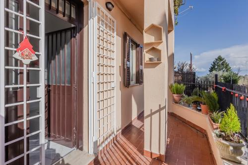 a balcony of a house with a door and a courtyard at LA CASETTA NELLA MACCHIA di BENEDETTA in Rome