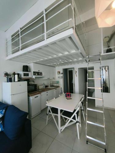 - une cuisine avec une mezzanine et une table dans une chambre dans l'établissement Résidence Palmyra - T2 mezzanine - 6 personnes - clim en option - piscine inclus MAE-5774, au Barcarès