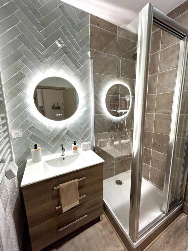 une salle de bain avec une douche, un lavabo et un miroir dans l'établissement Le COSY NÎMOIS, charme et terrasse au cœur de Nîmes, à Nîmes