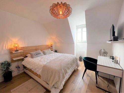 - une chambre avec un lit et un bureau dans l'établissement Appartement coup de coeur, à Le Touquet-Paris-Plage