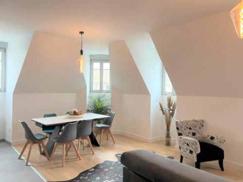 un salon avec une table et des chaises dans l'établissement Appartement coup de coeur, à Le Touquet-Paris-Plage