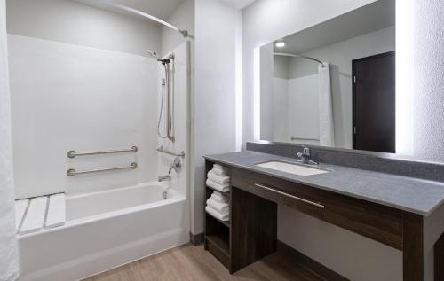 Ein Badezimmer in der Unterkunft My Place Hotel-Vancouver, WA