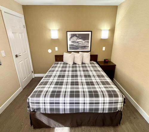 Cama o camas de una habitación en Rodeway Inn & Suites