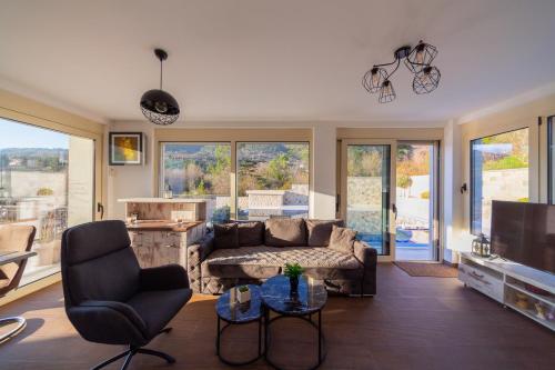 ein Wohnzimmer mit Sofa und Fernseher in der Unterkunft Majestic Apartment in Tivat