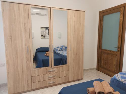 Ένα ή περισσότερα κρεβάτια σε δωμάτιο στο Gizimina Apartment in Marsascala Malta few minutes away to the beach