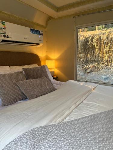 Postel nebo postele na pokoji v ubytování caravan alula