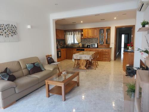 Η κουζίνα ή μικρή κουζίνα στο Gizimina Apartment in Marsascala Malta few minutes away to the beach
