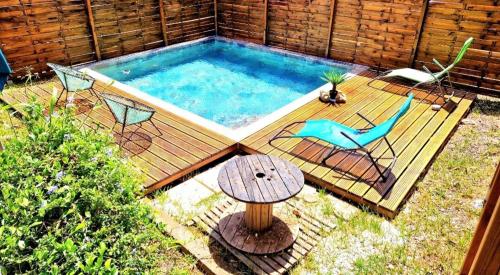 Bazén v ubytování Logement vue mer et montagne nebo v jeho okolí
