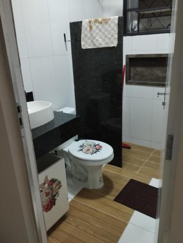 a bathroom with a white toilet and a sink at Apartamento recanto paz in Teresina