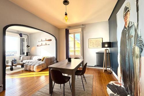 un salon avec une table et un canapé dans l'établissement Le Music-hall - Vue Mer - Expo Sud, à Sainte-Adresse