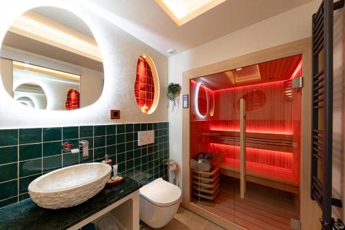 La salle de bains est pourvue d'une douche rouge et d'un lavabo. dans l'établissement Les Jardins de Marrakech Super centre, à Cannes