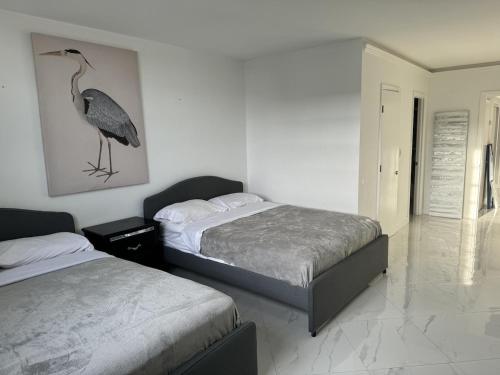 Ένα ή περισσότερα κρεβάτια σε δωμάτιο στο Trendy 1BD Condo 4 Mins to Beach