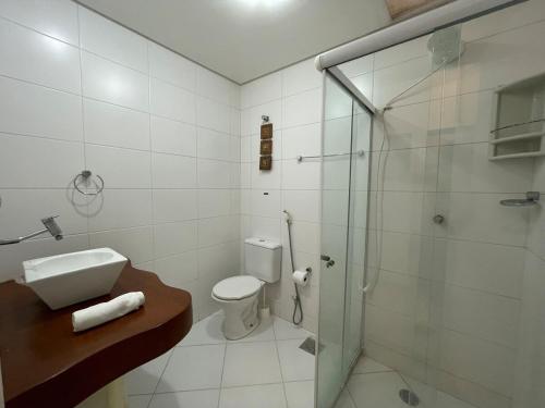 Phòng tắm tại Casa Piatã com piscinas em condomínio grande