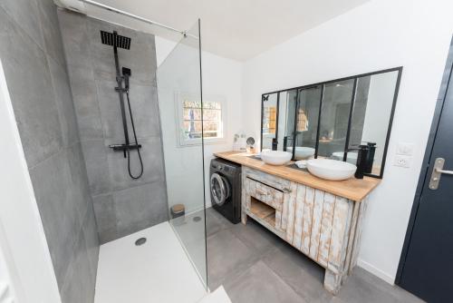 une salle de bain avec deux lavabos et une douche dans l'établissement Jolie Maison 84 m2 Océan Bordeaux Médoc Châteaux, à Salaunes