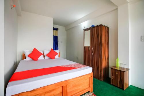 Ένα ή περισσότερα κρεβάτια σε δωμάτιο στο Hotel O Uzen Homestay