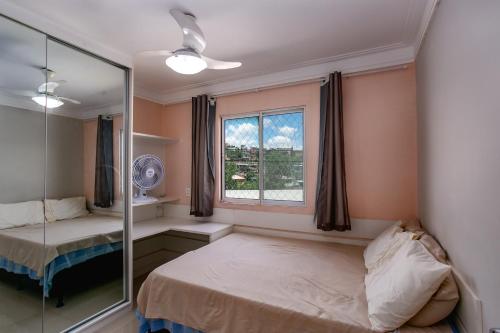 En eller flere senge i et værelse på Casa cores, 2 quartos, piscina