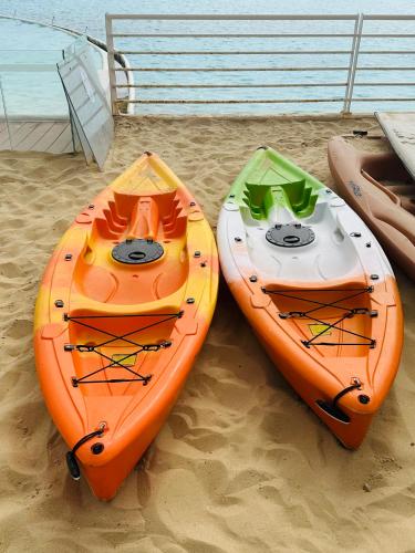 two kayaks sitting on the sand on a beach at San Alfonso del Mar la mejor vista de Algarrobo in Algarrobo
