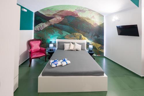Un dormitorio con una cama y un cuadro en la pared. en Martucci 91, en Nápoles