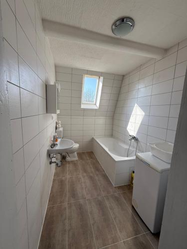 Ένα μπάνιο στο Ferienwohnung Goldener Drache