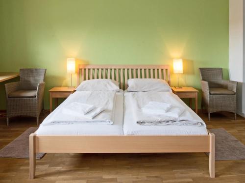 Ein Bett oder Betten in einem Zimmer der Unterkunft Hotel am Friedrichshof