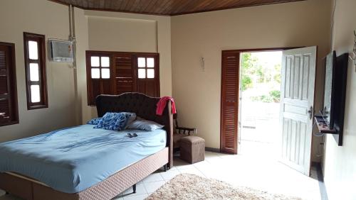 una camera con letto, TV e porta di Great House - H02 a Belém