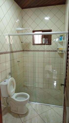 un bagno con wc e doccia in vetro di Great House - H02 a Belém