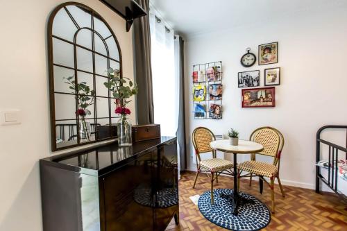 a dining room with a table and two chairs at Appartement cozy en plein centre de Paris, près de l'Opéra Garnier in Paris
