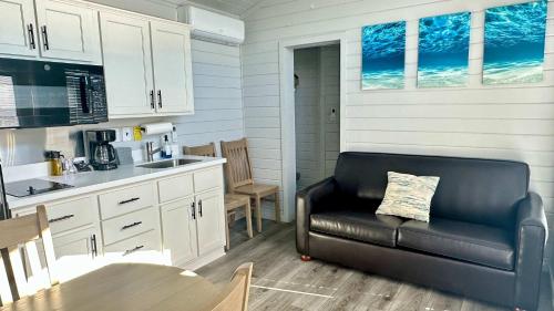 מטבח או מטבחון ב-1 Block to Beach -Brand New Modern Tiny Home