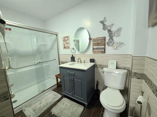 Koupelna v ubytování Stylish Cozy Quiet Family Retreat and Romantic getaway Sleeps up to 7 with Fast Wifi, Free Parking, Work station, Alexa enabled, Fenced in Backyard for Pets Grill Party Patio, Porch, Beach, Canal, stadium,Boardwalk Restaurants, and much more!