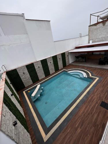 an overhead view of a swimming pool on a building at Casa de Playa en Pulpos Punta Hermosa in Lurín