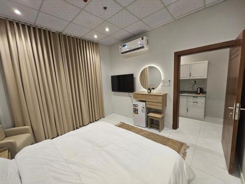 a hotel room with a bed and a mirror at سكينة المدينة 101 in Al Madinah