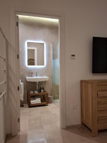 a bathroom with a sink and a mirror at Fuga romantica e di relax in Martano