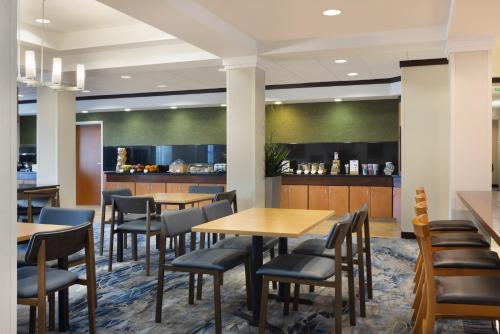 Restaurace v ubytování Fairfield Inn and Suites Turlock