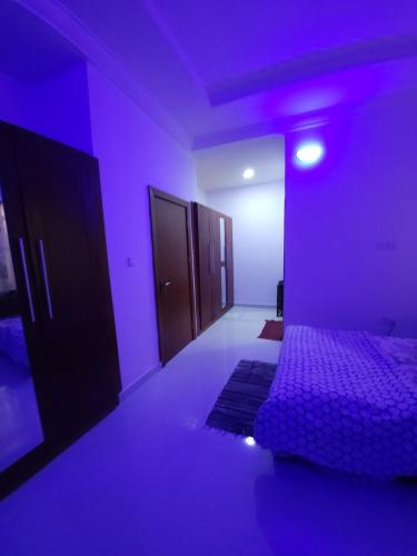 Кровать или кровати в номере Smart 1 bedroom by Stella Maris Life camp, Abuja