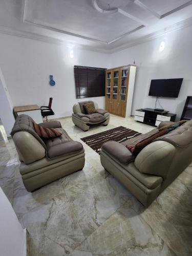 Телевизор и/или развлекательный центр в Smart 1 bedroom by Stella Maris Life camp, Abuja