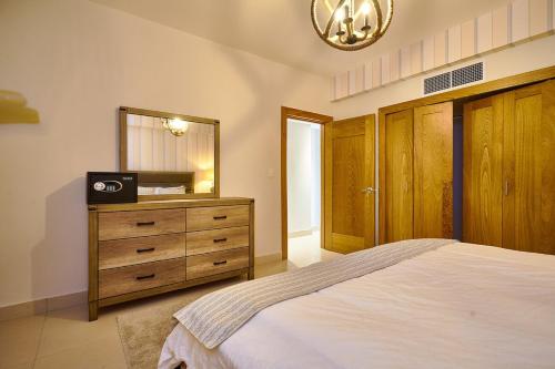 Beachfront Condos Las Olas Sleeps 6にあるベッド