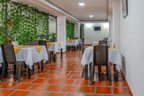 Restaurace v ubytování Hotel Avenida 3 Real en el norte de Cali