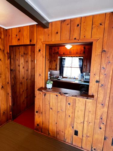 una cucina in una cabina di legno con finestra di Joshua Tree Ranch House Motel - Downtown - Room #8 a Joshua Tree