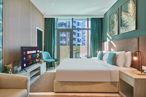 The Seven Palm with free rooftop pool & beach photo 2