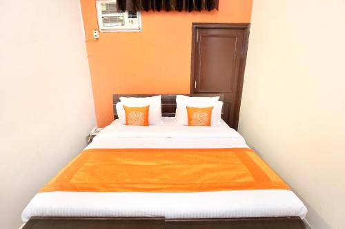Una cama o camas en una habitación de Hotel O Amar Inn
