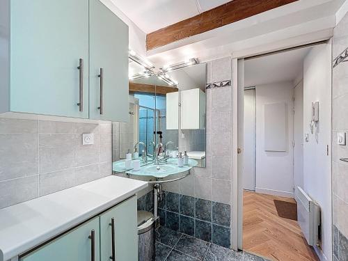 une salle de bain avec un lavabo et un miroir dans l'établissement Appartement Atypique cœur de ville -AC-, à Nice