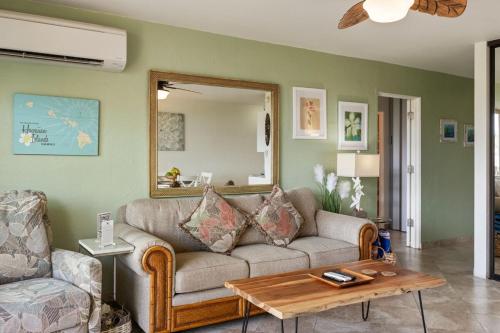 Zona de estar de Nani Kai Hale 403- Top floor 1 bedroom with AC & partial ocean view
