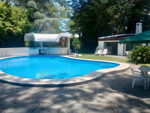 Bazén v ubytování House w garden pool and grill nebo v jeho okolí